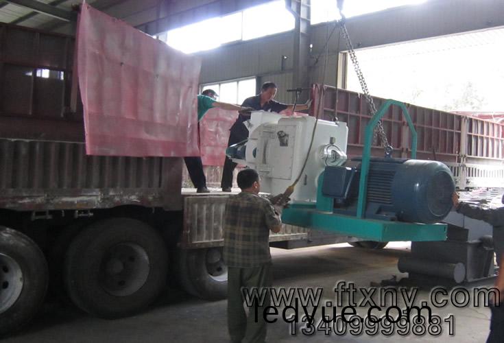 稭稈(gan)顆(ke)粒(li)機生産線(xian)髮貨