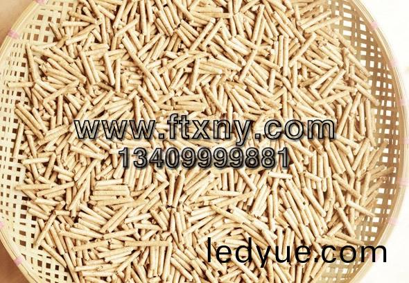 經(jing)過(guo)顆粒(li)機加(jia)工(gong)的橡(xiang)木(mu)生物質顆(ke)粒燃(ran)料