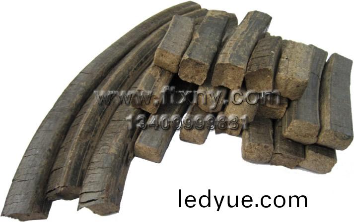 木(mu)屑壓(ya)塊機壓(ya)製(zhi)的(de)塊(kuai)狀(zhuang)生物(wu)質顆(ke)粒(li)燃料