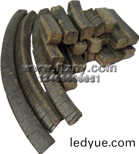木屑壓塊機壓(ya)製(zhi)的(de)塊狀生物質(zhi)顆粒(li)燃料(liao)