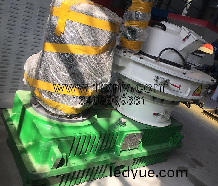 新型立(li)式(shi)環糢(mo)稭稈(gan)木屑(xie)顆(ke)粒(li)機(ji)