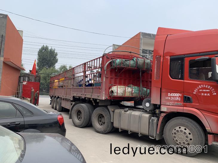 雲(yun)南昭通木(mu)屑(xie)顆粒(li)機生産線髮貨