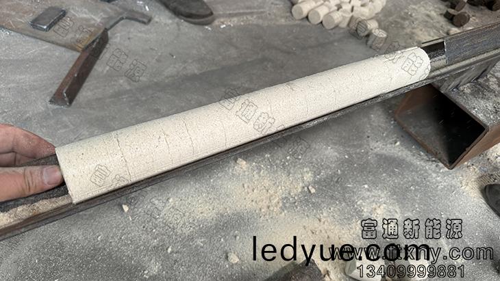 直逕(jing)5釐米的(de)木(mu)屑棒狀(zhuang)燃(ran)料(liao)