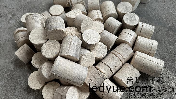 直(zhi)逕5釐米(mi)的(de)木(mu)屑棒狀(zhuang)燃(ran)料(liao)