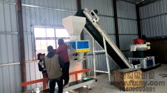 牛(niu)糞(fen)顆粒(li)機(ji)牛(niu)糞(fen)壓(ya)塊機用戶(hu)現場