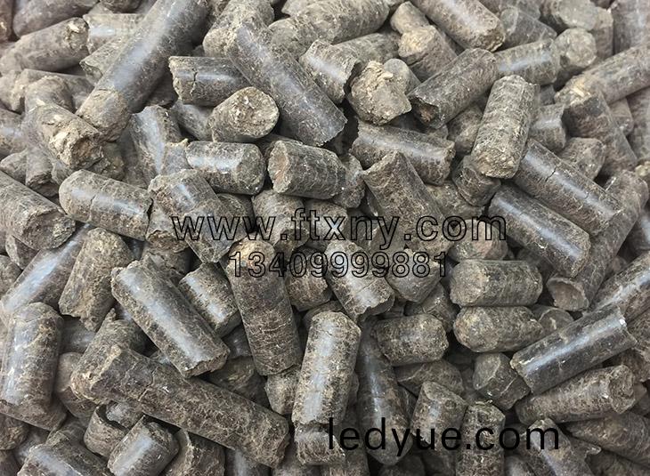 蘑(mo)菇(gu)肥(fei)料壓(ya)製的(de)生物(wu)質(zhi)顆粒(li)燃料(liao)